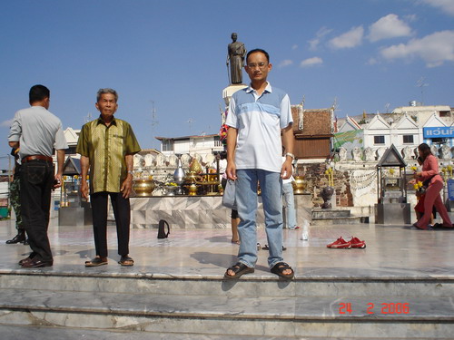 ภาพตัวอย่าง ไปงานรับปริญญาญาติที่กรุงเทพ 24-25-26-27 ก.พ. 2549 ไปงานรับปริญญาญาติที่สวนอัมพร กรุงเทพฯ